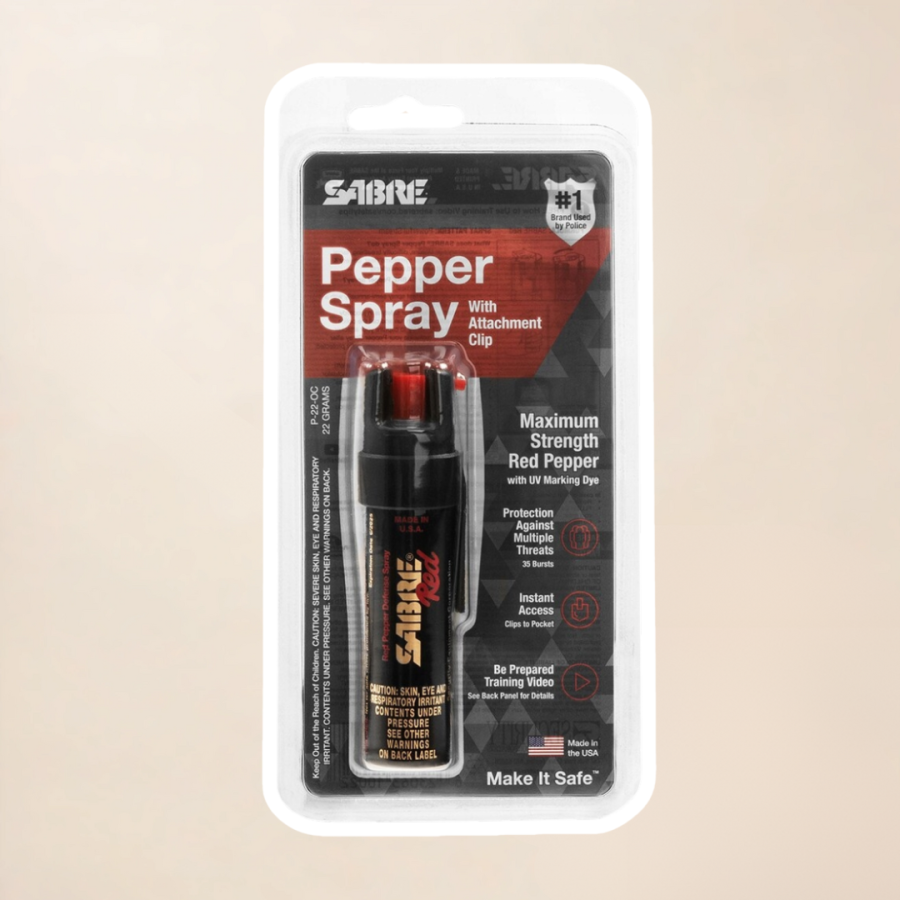 Zbliżenie na oryginalne opakowanie gazu pieprzowego Sabre Red Stream 22 ml z oznaczeniem producenta.