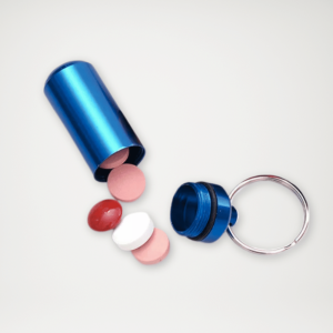 Matowy aluminiowy brelok z zakręcanym pojemnikiem na leki, ze srebrną nakrętką – elegancki i kompaktowy dodatek z oferty sigur.me
