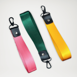 Smycz na nadgarstek z małym karabińczykiem – praktyczny dodatek do kluczy lub akcesoriów samoobrony. Smycz na nadgarstek z małym karabińczykiem – praktyczny dodatek do kluczy lub akcesoriów samoobrony.